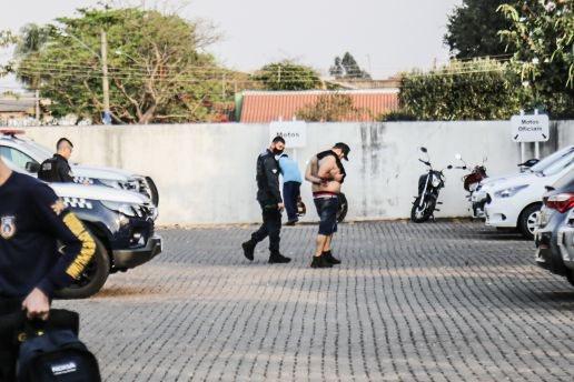 Casal briga, é levado para a delegacia e mulher pula de viatura da PM em Campo Grande