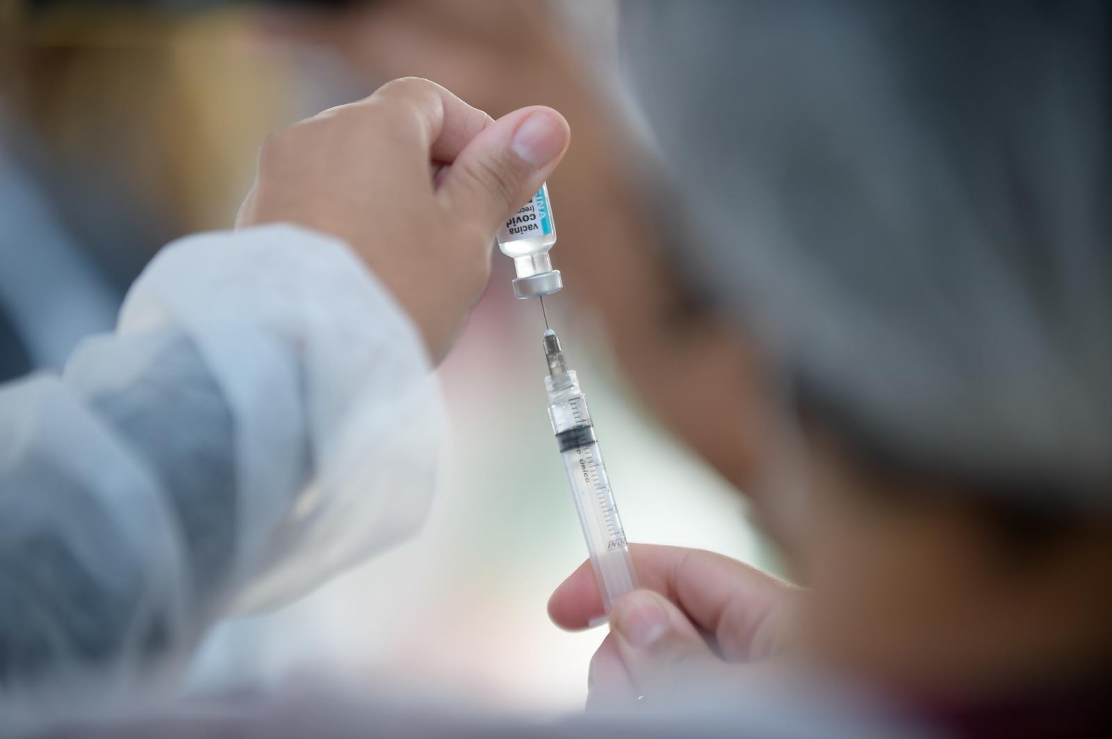 Com 85% da população adulta vacinada, agosto tem menor média de mortes no ano