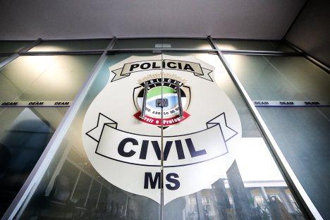 Crianças ligam para a polícia após padrasto tentar matar mulher esfaqueada Crianças ligam para a polícia após padrasto tentar matar mulher esfaqueada