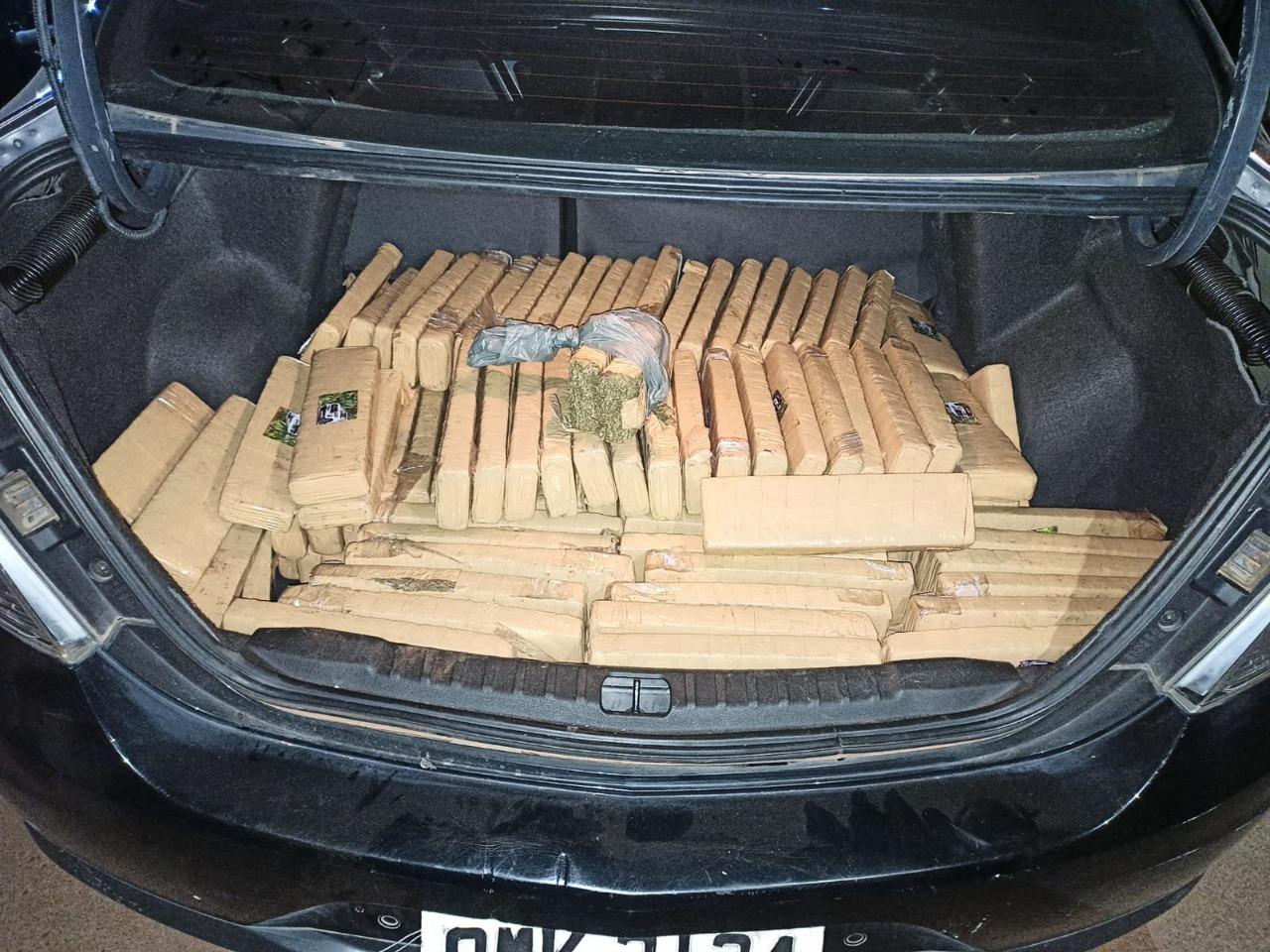 Em Três Lagoas, dupla de MG é presa com 192kg de maconha em veículo furtado Em Três Lagoas, dupla de MG é presa com 192kg de maconha em veículo furtado