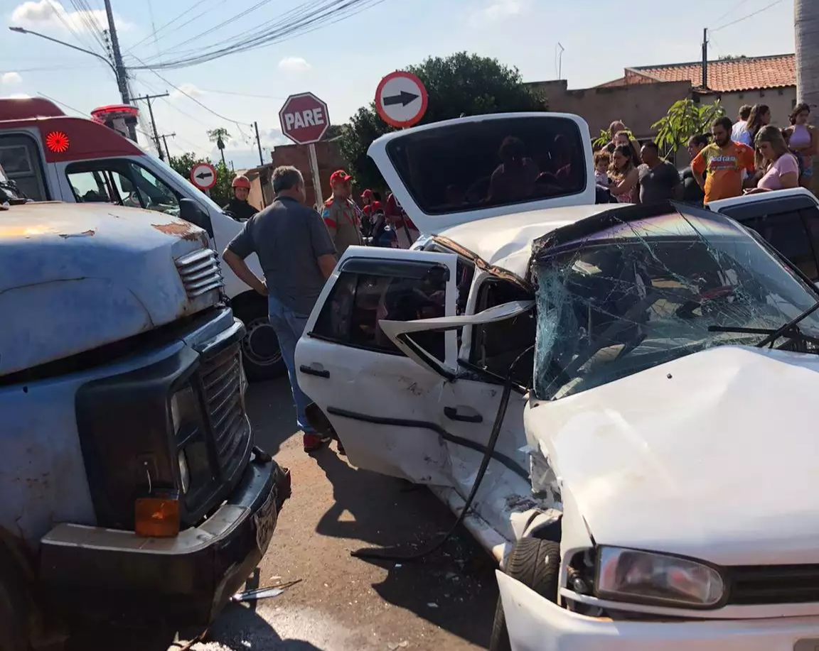Grávida é socorrida após Gol quase “partir ao meio” em acidente com caminhão