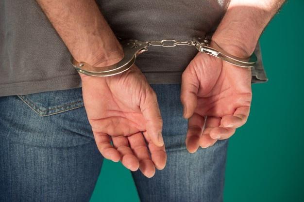 Mãe ouve gritos da filha de 4 anos e acorda com irmão pelado ao lado da cama