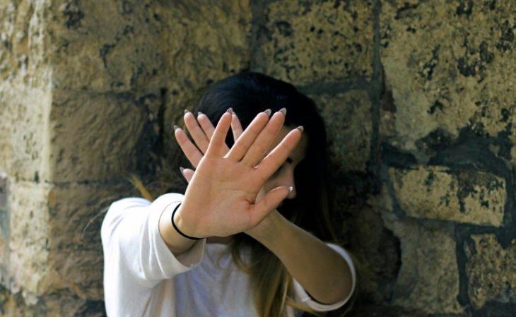 Marido chama pelo nome da cunhada, mulher se nega a fazer sexo e acaba espancada