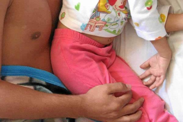 Menina chora durante Hino Nacional e mãe e padrasto são indiciados por estupro em MS