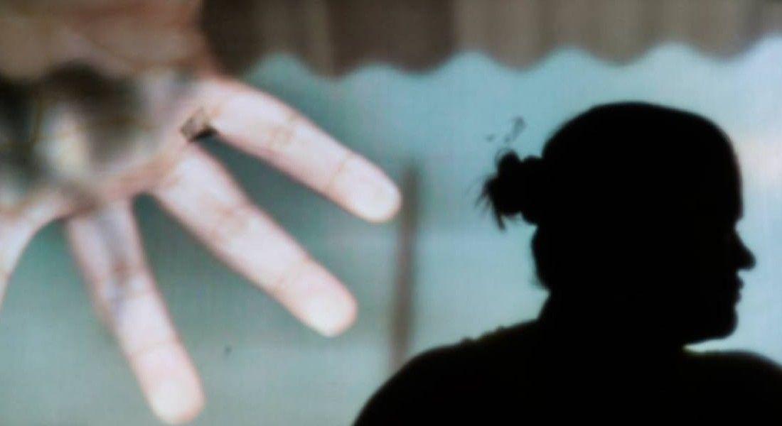 Menino tenta segurar padrasto, mas mãe acaba agredida com socos e ‘apertões’ no pescoço Menino tenta segurar padrasto, mas mãe acaba agredida com socos e ‘apertões’ no pescoço