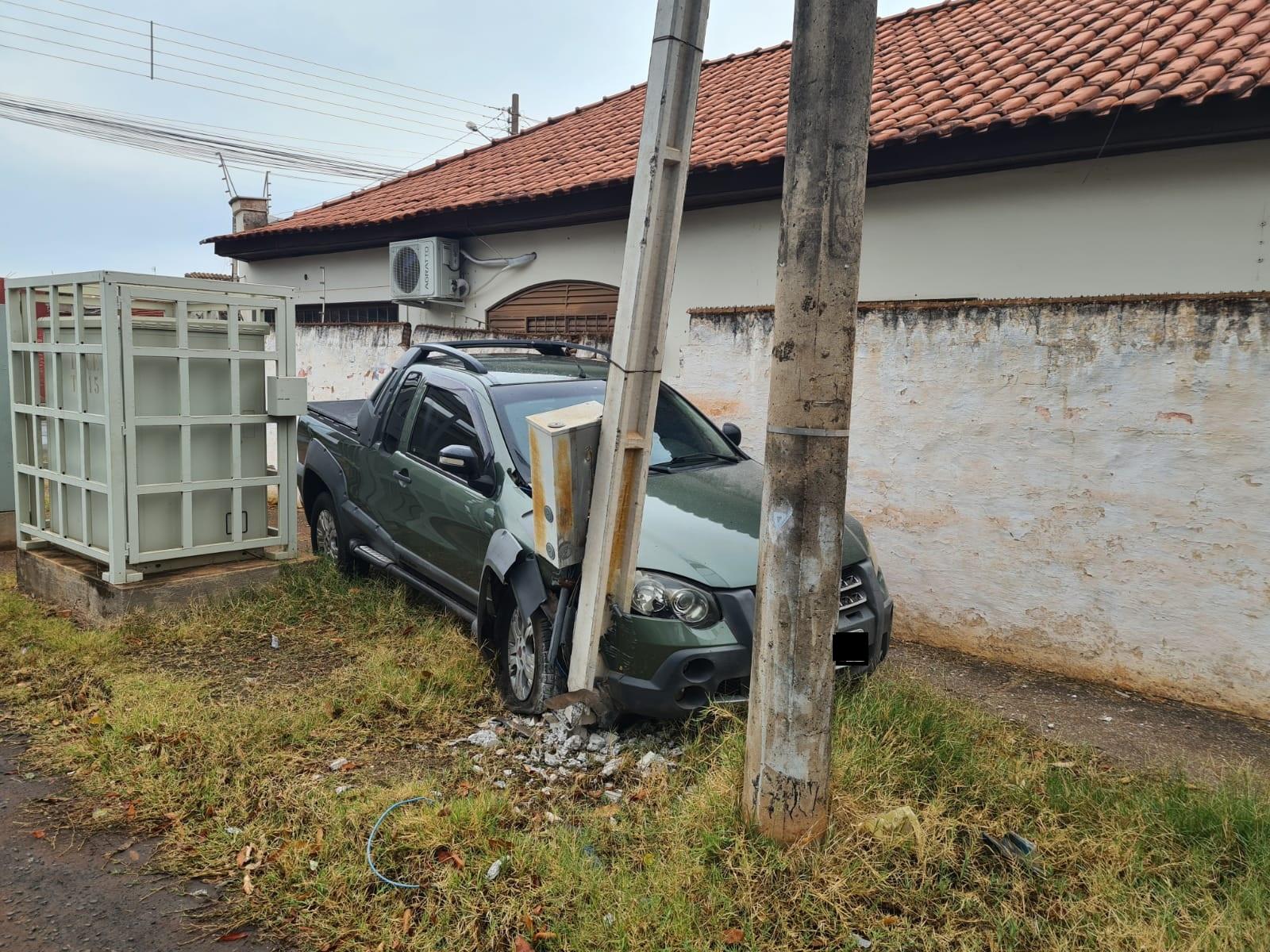 Motorista perde o controle, bate em muro no centro e foge do local do acidente Motorista perde o controle, bate em muro no centro e foge do local do acidente