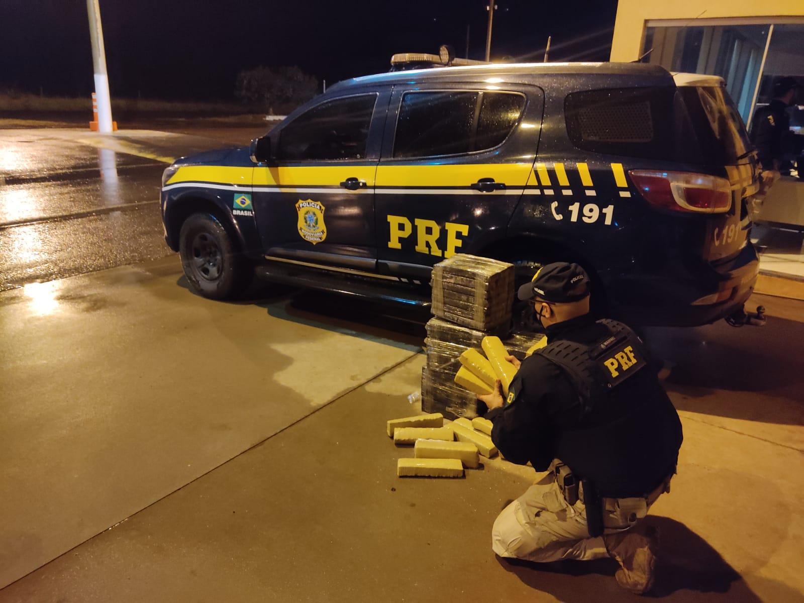 Perseguido pela PRF, veículo carregado com drogas perde controle e bate em cerca na 262 Perseguido pela PRF, veículo carregado com drogas perde controle e bate em cerca na 262