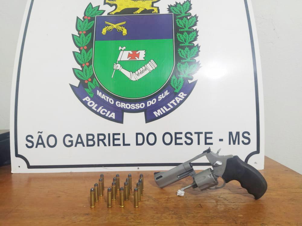 PM prende homem com revólver após desentendimento em São Gabriel do Oeste