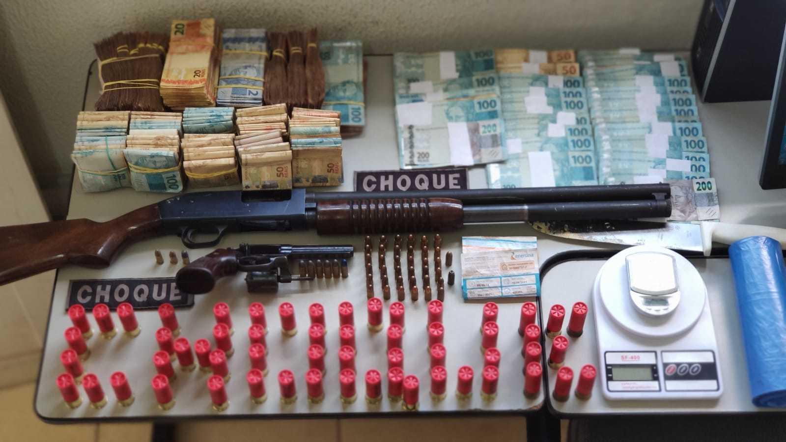 Polícia prende tio e sobrinho com quase R$ 100 mil escondidos em boca de fumo Polícia prende tio e sobrinho com quase R$ 100 mil escondidos em boca de fumo