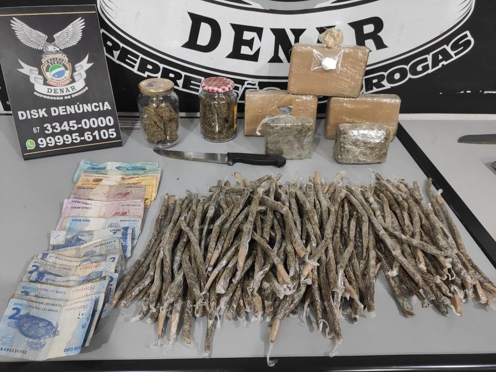 Traficantes e ‘patrão’ vendiam drogas em 3 casas diferentes na mesma quadra são presos Traficantes e ‘patrão’ vendiam drogas em 3 casas diferentes na mesma quadra são presos