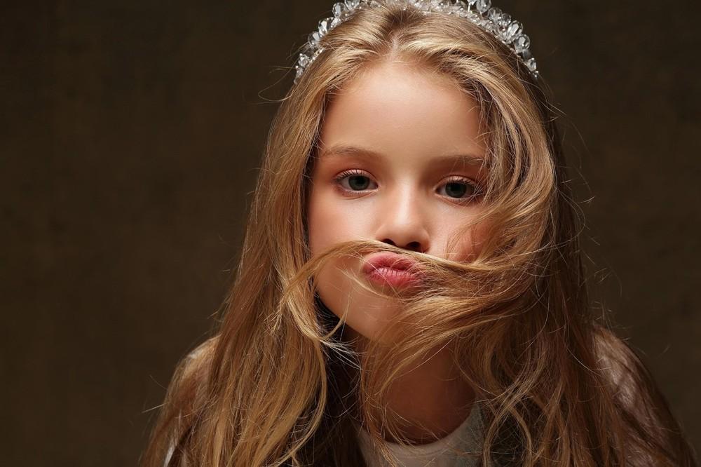 Menina de 8 anos usa traje da arara-azul ao representar Brasil em concurso de beleza