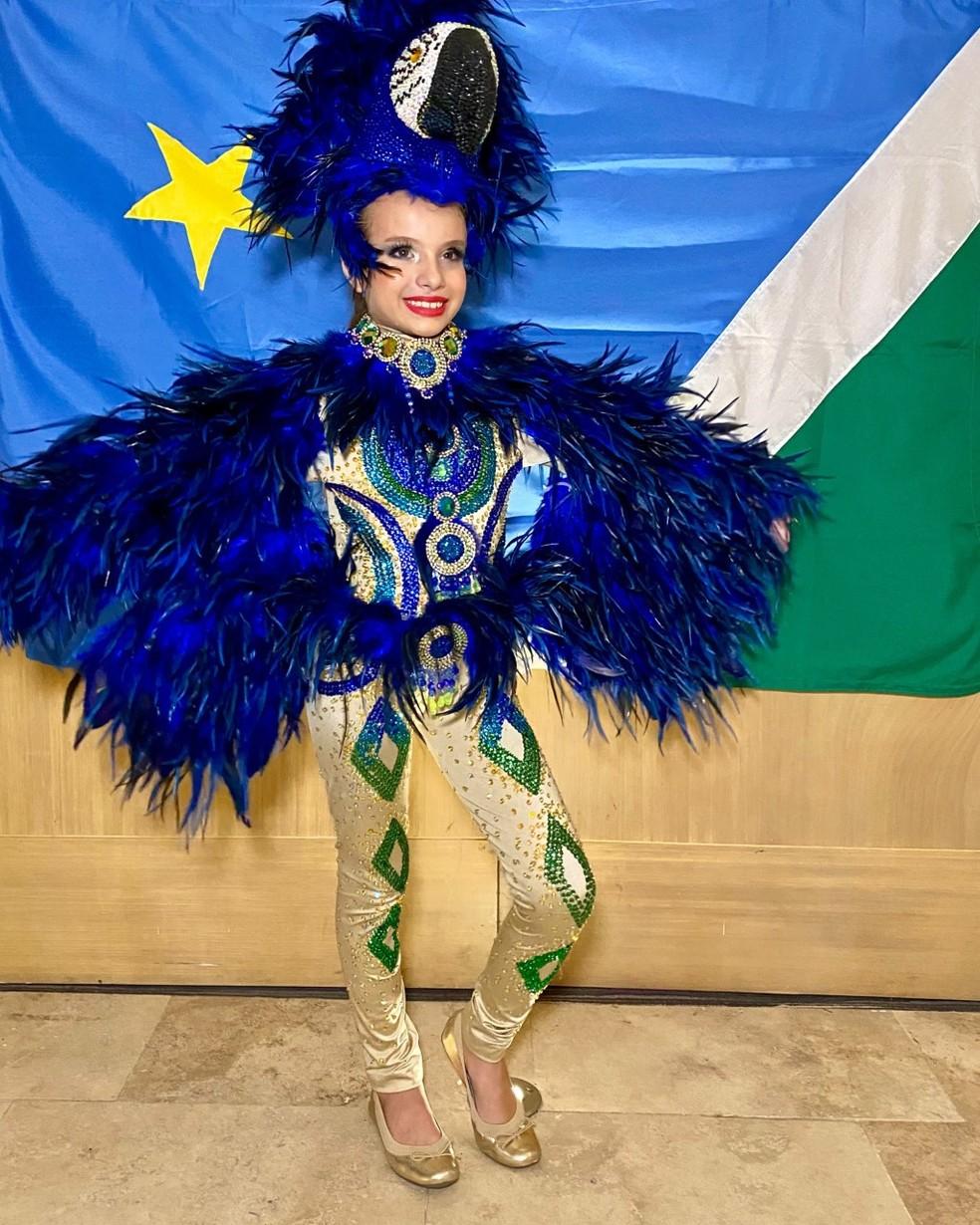 Menina de 8 anos usa traje da arara-azul ao representar Brasil em concurso de beleza