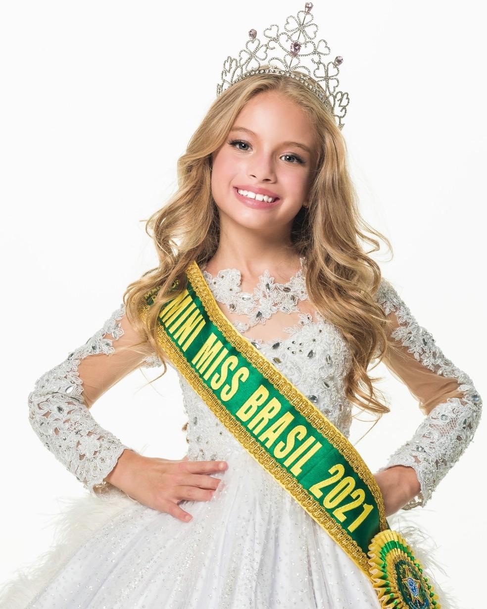 Menina de 8 anos usa traje da arara-azul ao representar Brasil em concurso de beleza