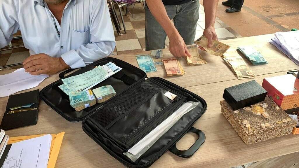Ação contra ex-prefeito apreende mala de dinheiro em Maracaju (MS) Ação contra ex-prefeito apreende mala de dinheiro em Maracaju (MS)