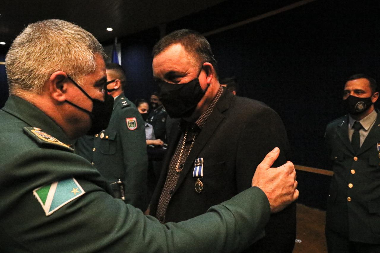 Angelo Guerreiro recebe medalha Tiradentes em solenidade alusiva aos 186 anos da Polícia Militar Angelo Guerreiro recebe medalha Tiradentes em solenidade alusiva aos 186 anos da Polícia Militar