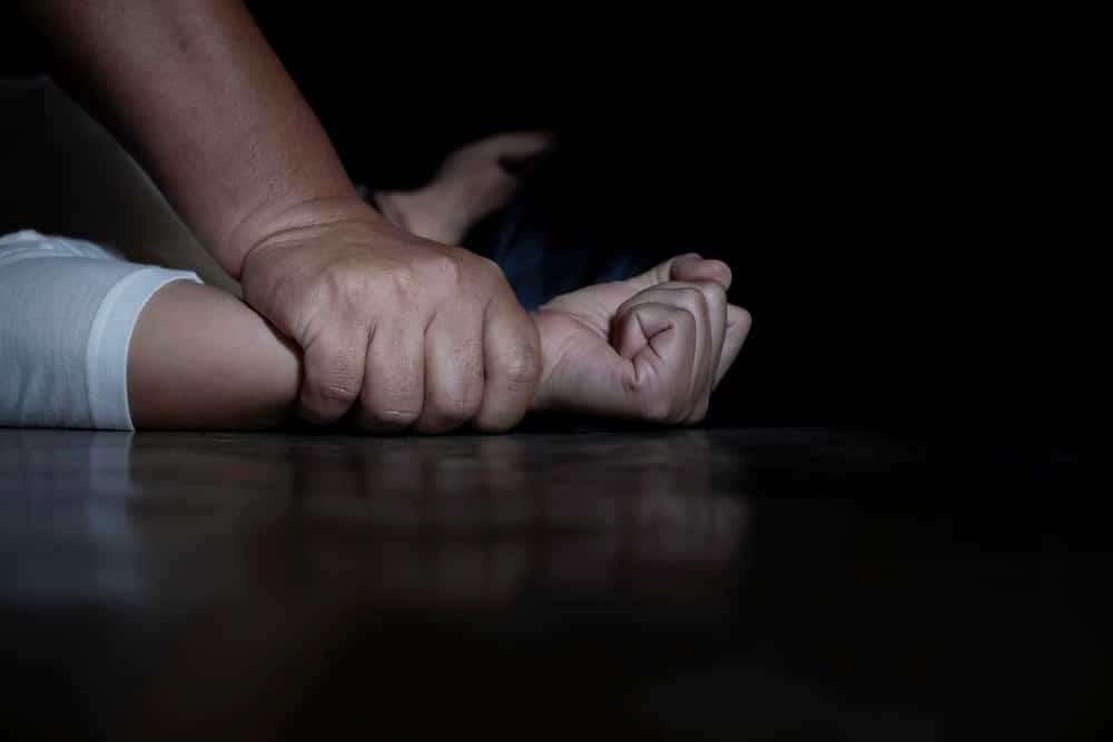 Enquanto mãe trabalhava, avô estuprava menina de 4 anos em MS Enquanto mãe trabalhava, avô estuprava menina de 4 anos em MS