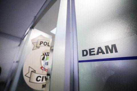 Ex-marido armado faz ameaças, leva filho de 11 anos e polícia usa spray de pimenta