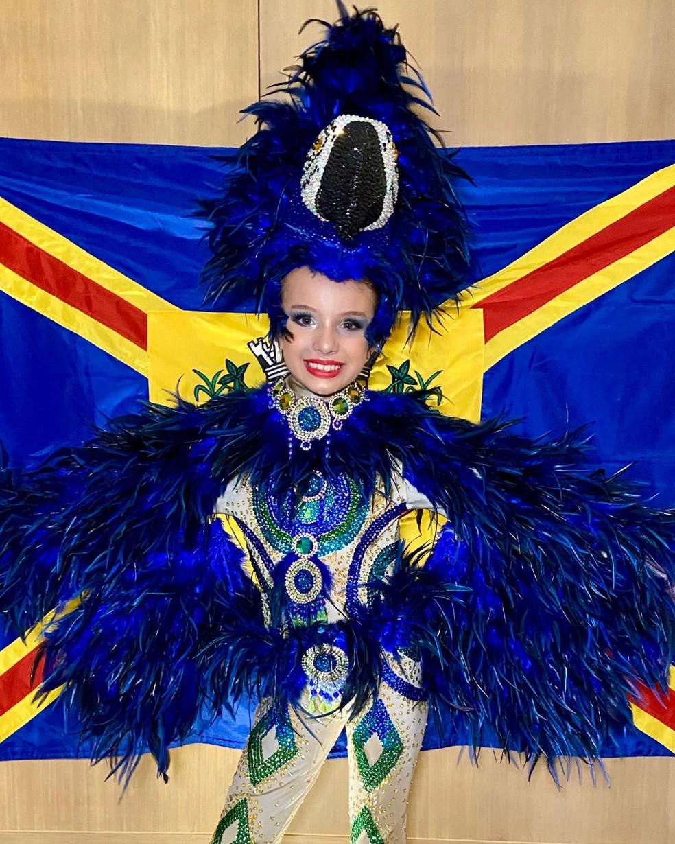 Menina de 8 anos usa traje da arara-azul ao representar Brasil em concurso de beleza Menina de 8 anos usa traje da arara-azul ao representar Brasil em concurso de beleza