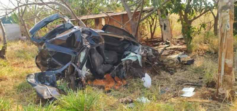 Motorista fica em estado grave após colidir carro contra árvore na MS-162
