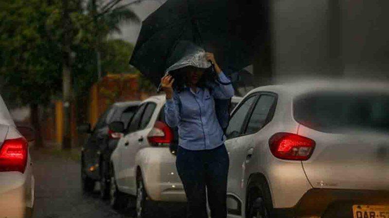 Outubro começa com chegada de frente fria, chuva e temperatura de 12º em MS Outubro começa com chegada de frente fria, chuva e temperatura de 12º em MS