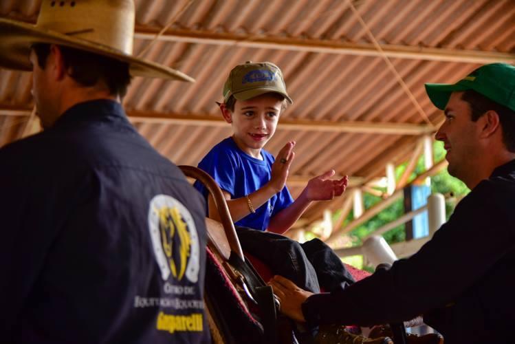 Projeto pede a doação de R$10 para ajudar a custear equoterapia para famílias carentes de TL