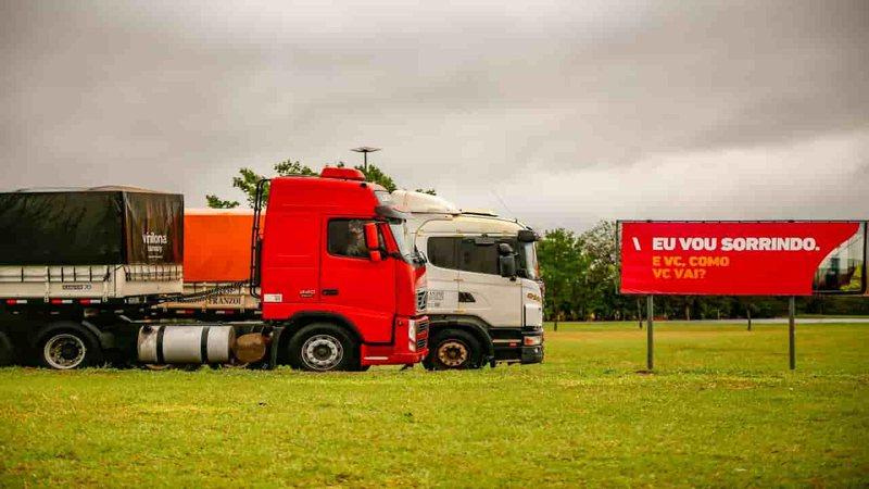 Rodovias de MS são liberadas, mas caminhoneiros mantêm 3 pontos de concentração Rodovias de MS são liberadas, mas caminhoneiros mantêm 3 pontos de concentração