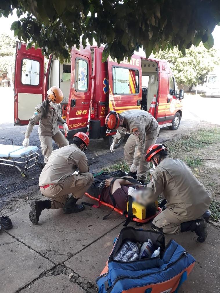 Semana inicia com acidente entre carro e moto no bairro Interlagos 