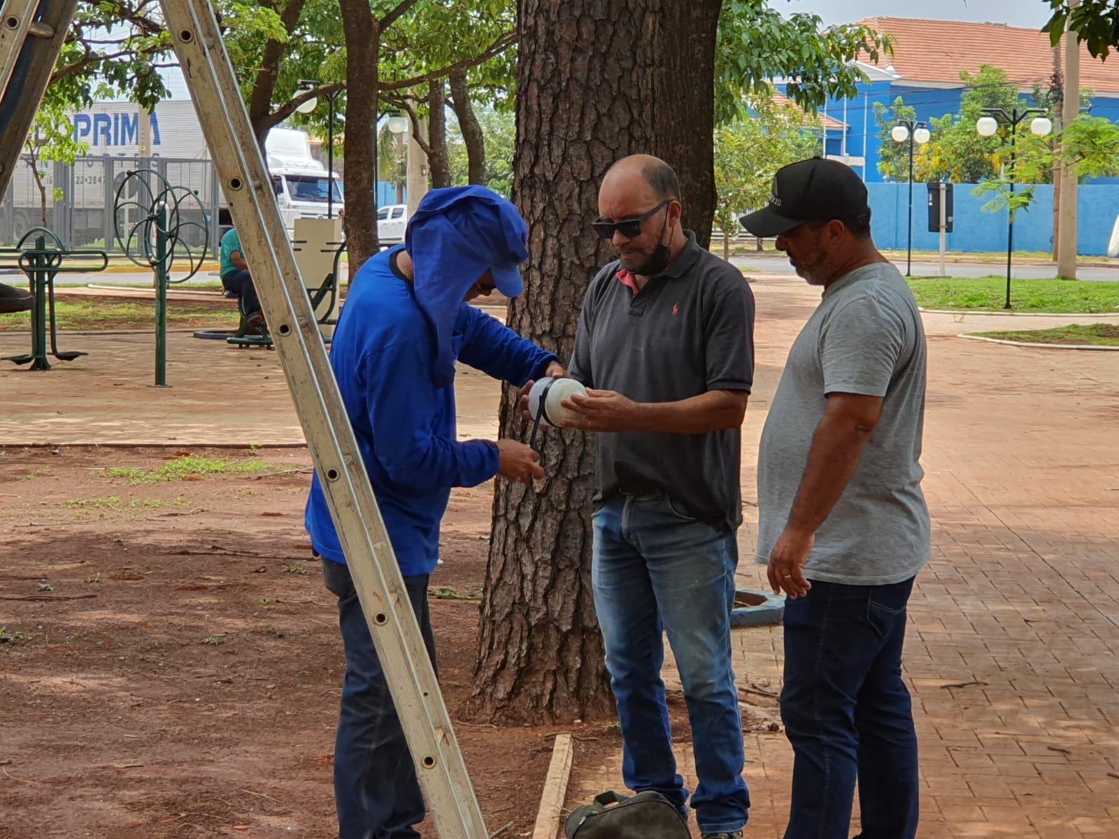 Vândalos destroem poste e luminárias de praça em Três Lagoas Vândalos destroem poste e luminárias de praça em Três Lagoas