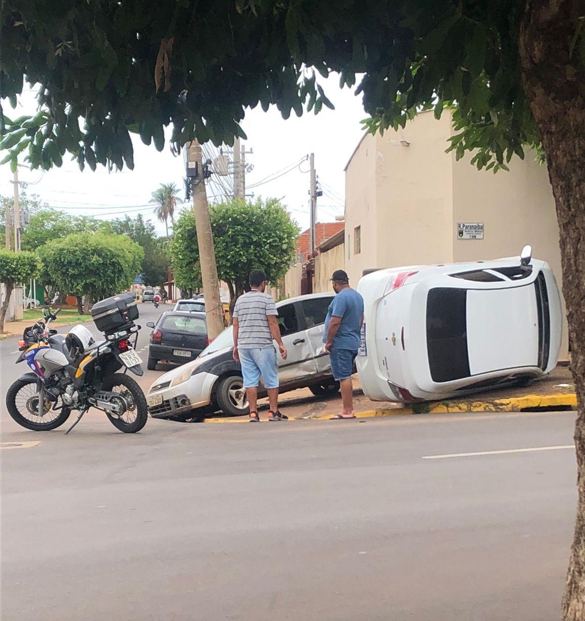 Acidente entre dois veículos perto da lagoa mobiliza equipe da SAMU Acidente entre dois veículos perto da lagoa mobiliza equipe da SAMU