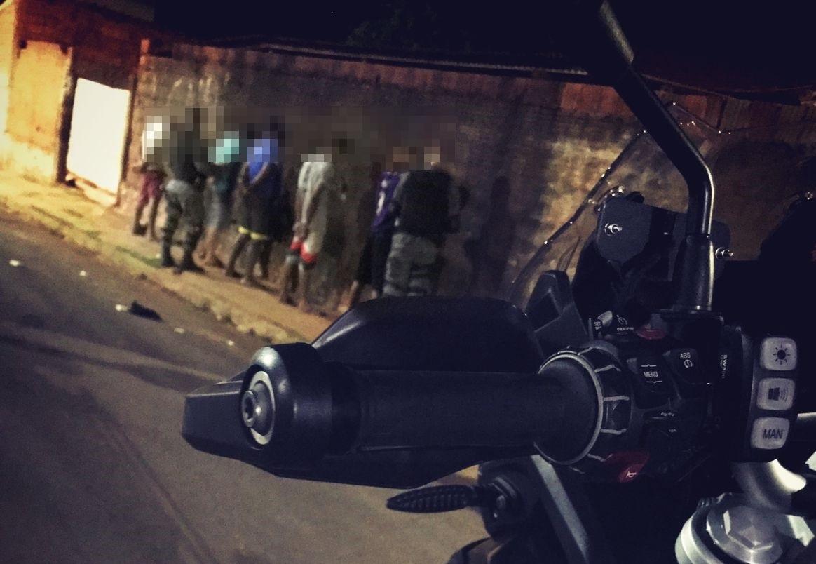 Ação do GETAM na Vila Piloto durante a madrugada apreende drogas e leva duas pessoas para a delegacia 