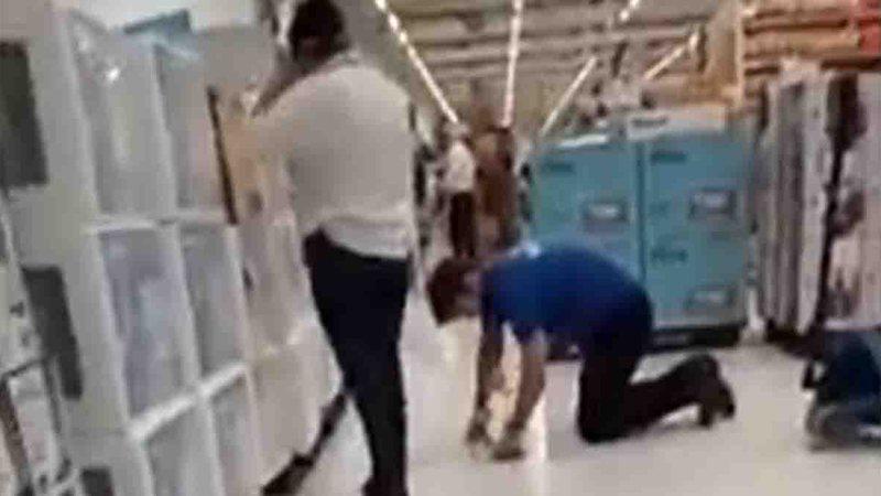 Gerente do Carrefour é flagrada humilhando vendedor ajoelhado em loja de Campo Grande
