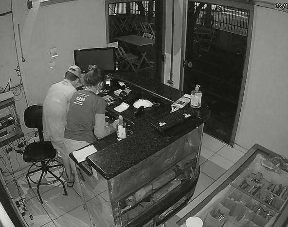  Homens que furtaram restaurante tiveram a ajuda de uma mulher 