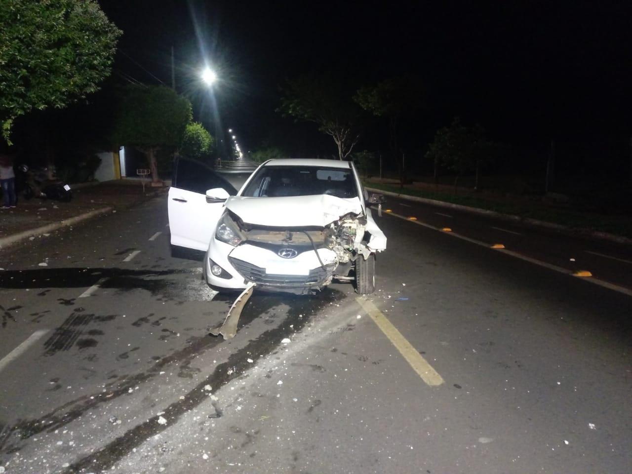 Motorista sai ileso em violenta colisão entre carro e poste