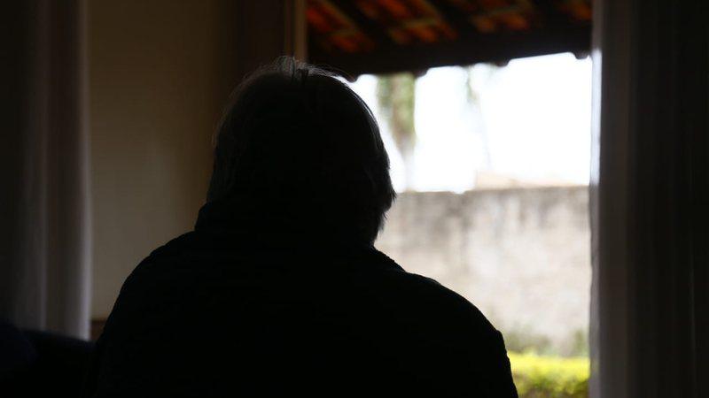 Mutilada, viúva de 81 anos feita refém conta que se recusou a entregar aliança a bandidos