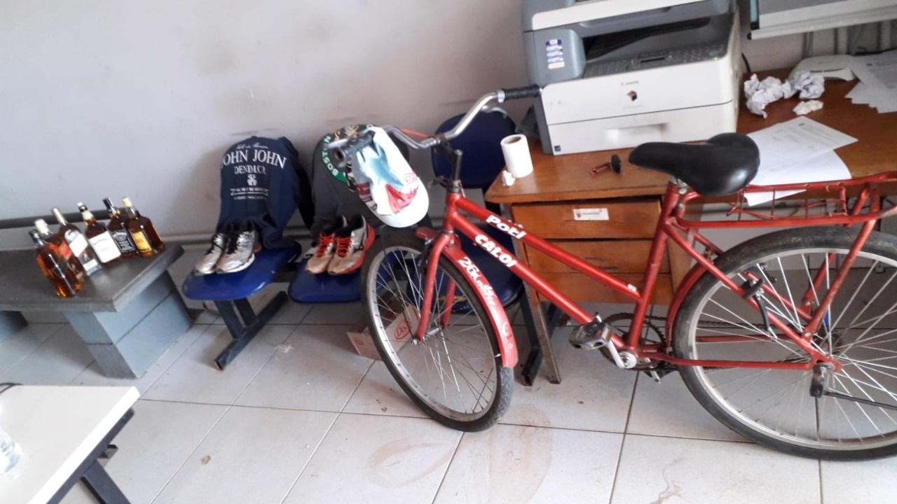 PM apreende adolescentes e prende jovem que furtou comércio em Três Lagoas PM apreende adolescentes e prende jovem que furtou comércio em Três Lagoas
