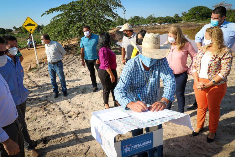 Prefeito assina autorização para início da obra de restauração asfáltica de ruas do Interlagos