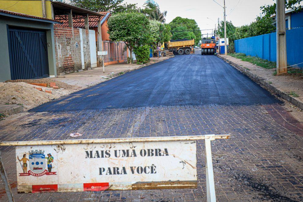 Ruas do Jardim Dourados recebem recapeamento Ruas do Jardim Dourados recebem recapeamento