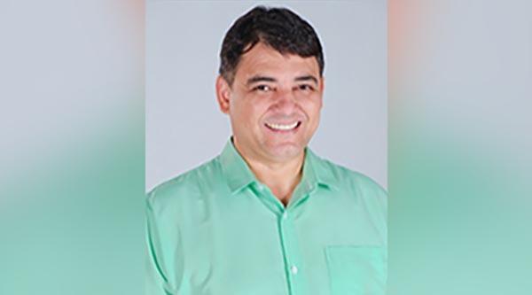 'Seis!' Durante torneio de truco, prefeito de Camapuã é acusado de agredir mulher que jogou cerveja