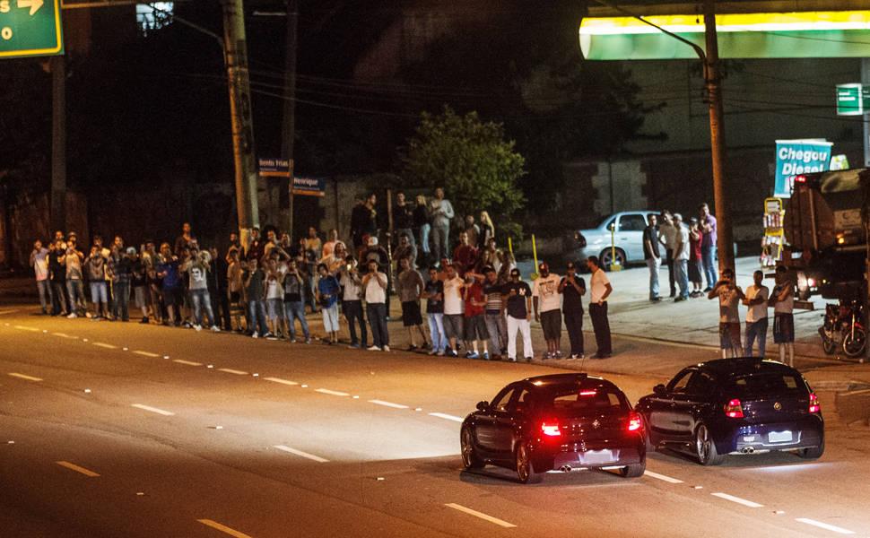 Senado aprova projeto que pune quem divulga "rachas" na internet Senado aprova projeto que pune quem divulga