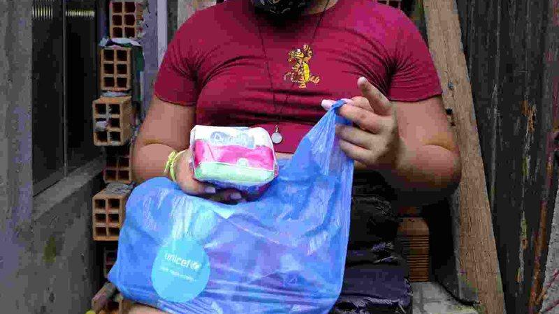 'Usava papel higiênico pra durar mais': o dilema de comprar absorvente ou leite para o filho em MS