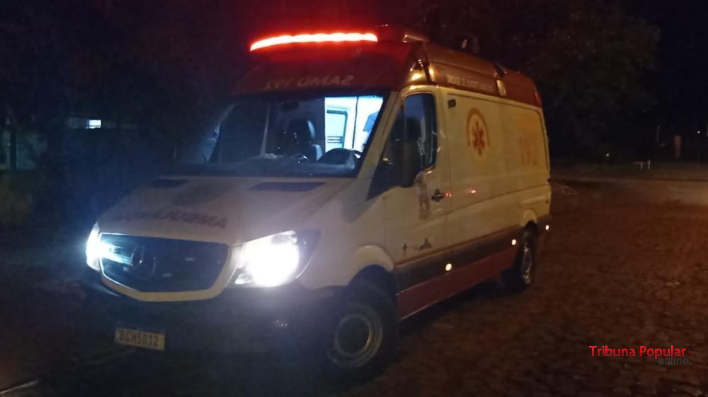 Vítima de esfaqueamento é socorrida pelo SAMU neste domingo Vítima de esfaqueamento é socorrida pelo SAMU neste domingo