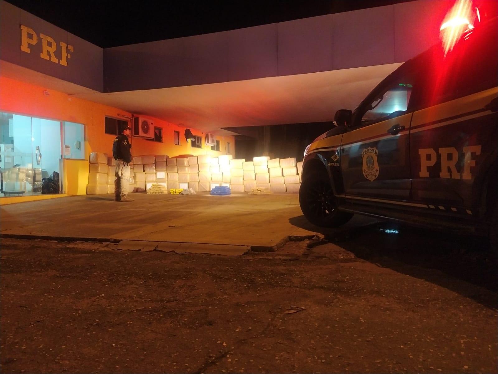 Polícia Rodoviária Federal apreende 2,2 toneladas de maconha em Água Clara Polícia Rodoviária Federal apreende 2,2 toneladas de maconha em Água Clara