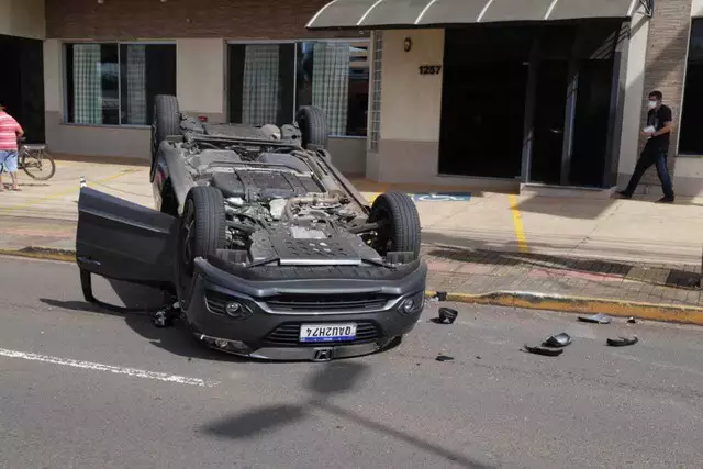 Após colisão, carro capota e tumultua trânsito em Campo Grande (MS)