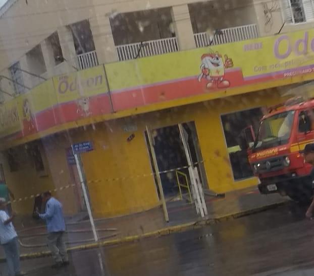 Bombeiros combatem incêndio em farmácia no Vila Nova