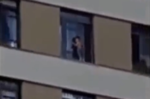 Criança é filmada andando por parapeito de prédio na Capital