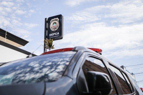 Crianças de 8 e 14 anos pedem ajuda à polícia na rua e denunciam a mãe em CG Crianças de 8 e 14 anos pedem ajuda à polícia na rua e denunciam a mãe em CG