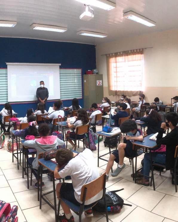 Prefeitura entrega respostas de cartas enviadas por estudantes de 9 anos