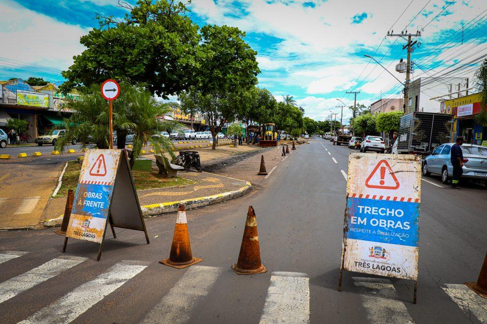 Prefeitura promove revitalização do canteiro central da Avenida Filinto Müller em frente ao Shopping Popular
