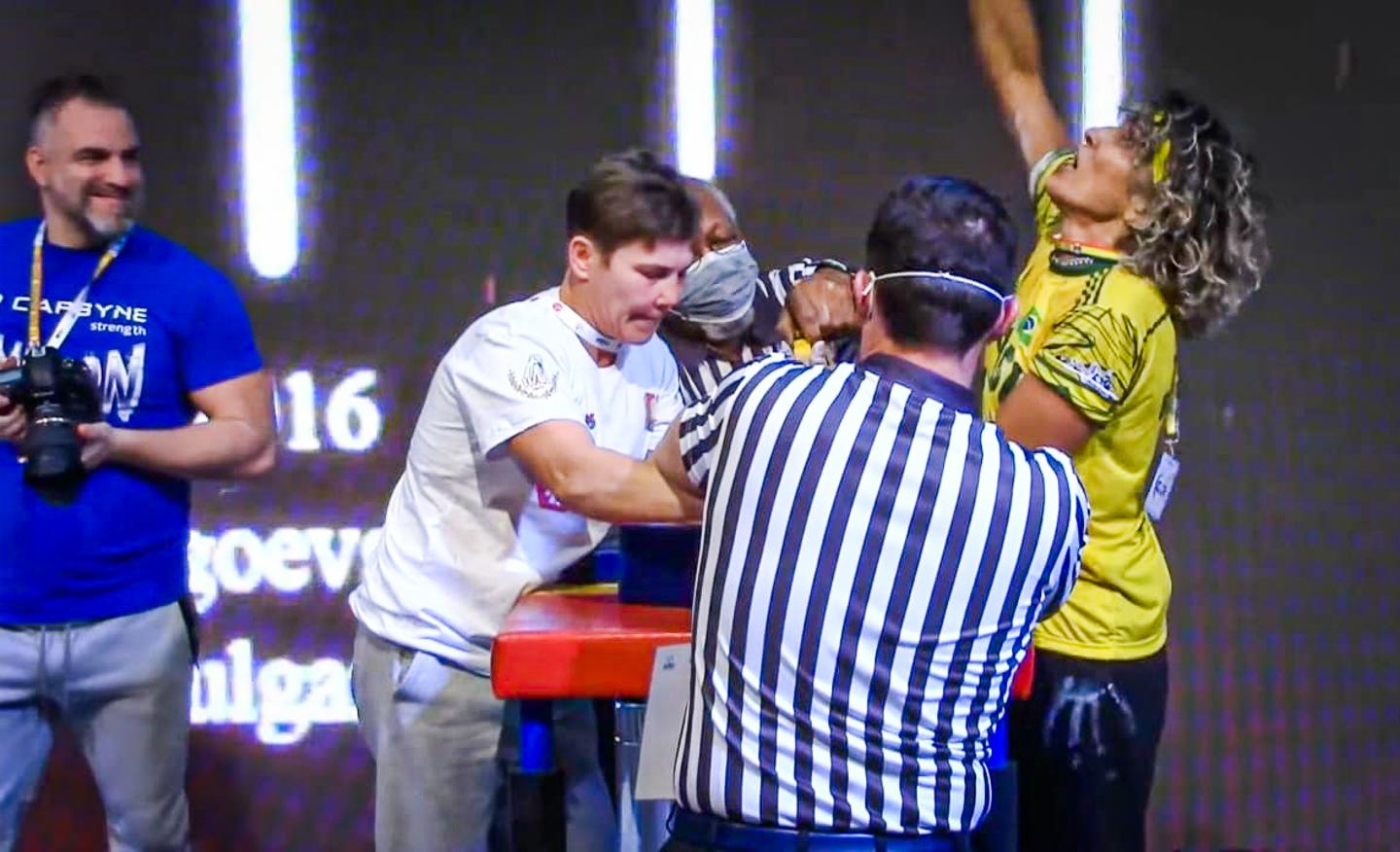 Com apoio da SEJUVEL, atleta de luta de braço conquista o título de campeã mundial na Romênia