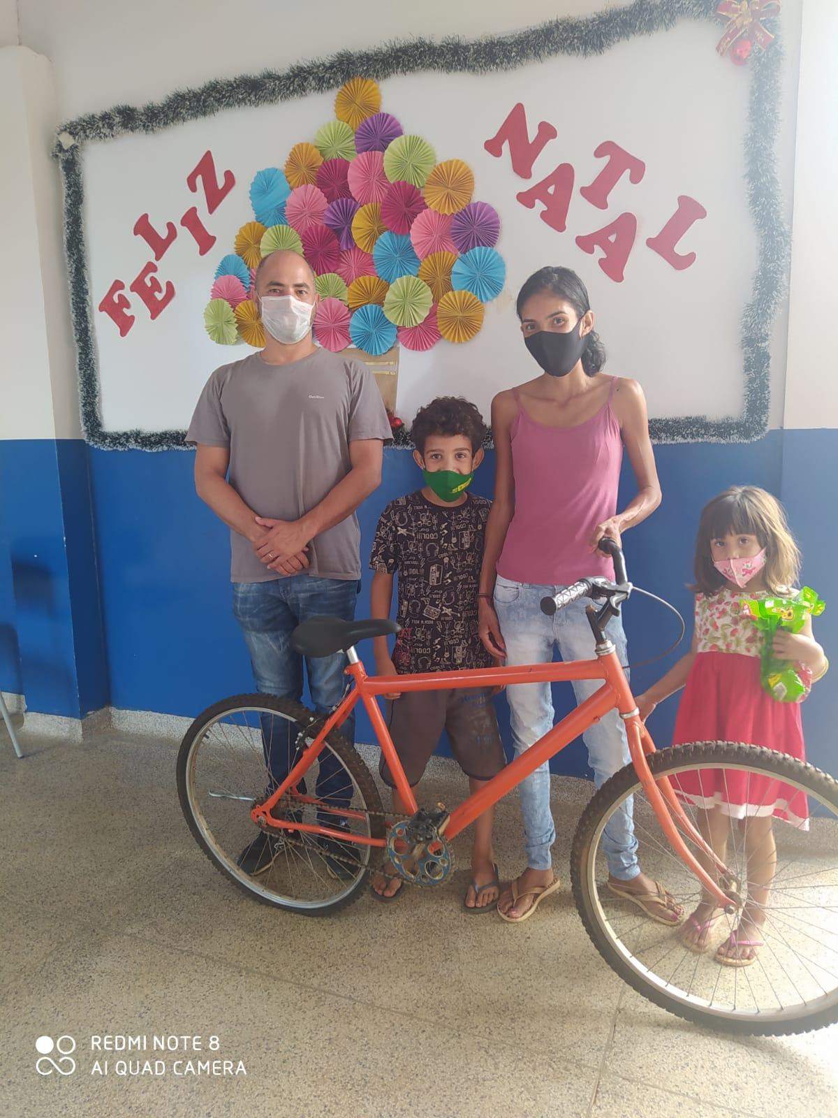 Alunos do Parque São Carlos recebem 17 bicicletas reformadas